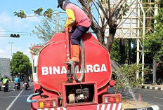 Tanaman Median Jalan Mulai Mengering, DPUPR Purbalingga Gelontorkan 15 Ribu Liter Air Bersih per Hari