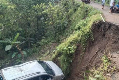 Longsor Tutup Jalan Desa Cikakak, Mobil Terseret Material Sejauh 7 Meter