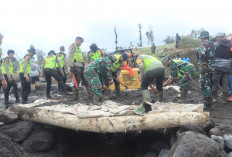 Polres Purbalingga dan Brimob Bangun Jembatan Darurat di Lokasi Banjir Bandang