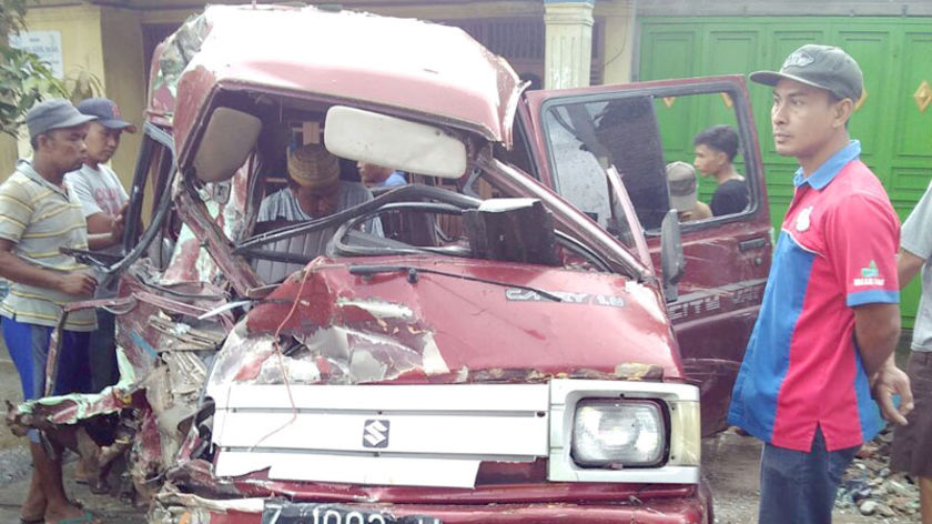 Mobil Rombongan Guru MI Maarif Pancasan Ajibarang Remuk Ditabrak Truk