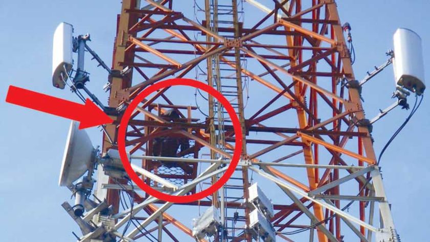 Ditinggal Istri, Pria Asal Lumbir Nekat Panjat Tower 75 Meter