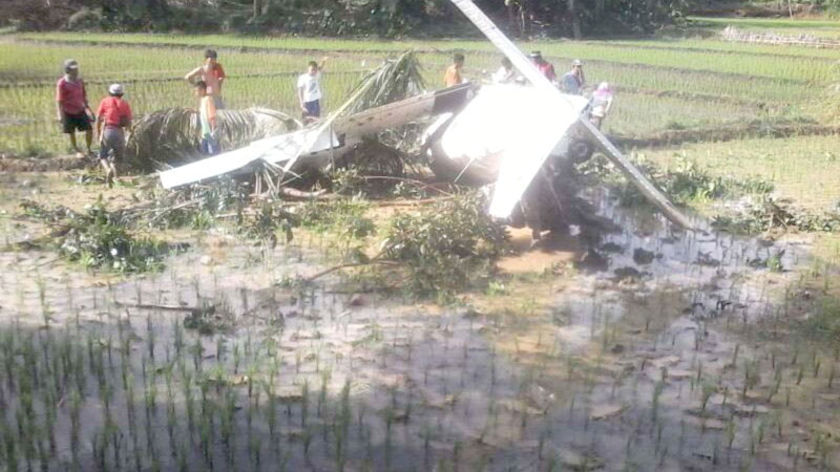 Mesin Mati, Pesawat Latih Jatuh Terbalik di Area Persawahan