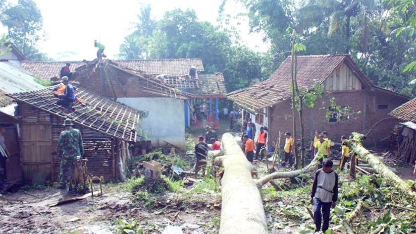 Korban Angin Kencang Pekuncen Kembali ke Rumah