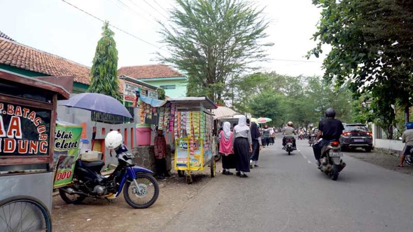 purwokerto-semakin-maraknya-jajanan-di-pinggir-jalan-dan-warung-rumahan-hal-tersebut-membuat-pengawasan-terhadap-produk-makanan-semakin-diperketat-peredarannya-1