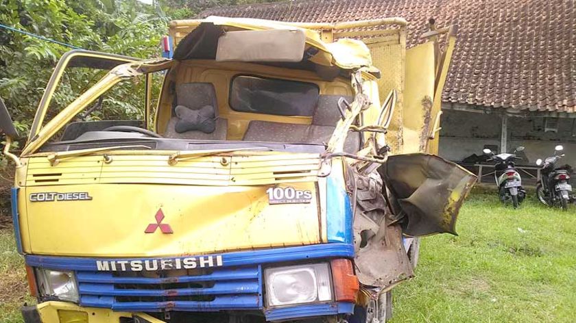 Sopir Ngantuk, Truk Tabrak Tiang Listrik di Jalur Cilongok-Karanglewas