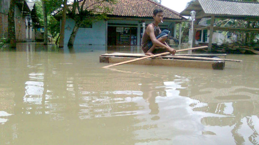 Hujan Deras Bawa Banjir dan Longsor di Sidareja