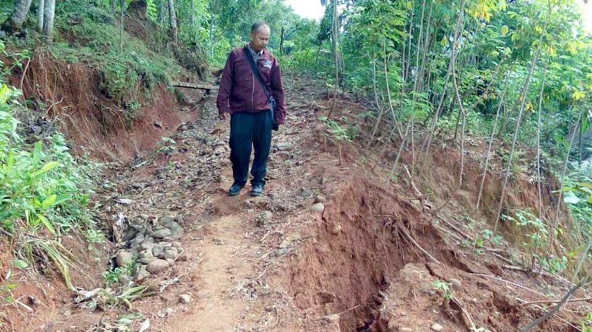 Tebing Retak di Pengadegan, 25 Keluarga Terancam Longsor