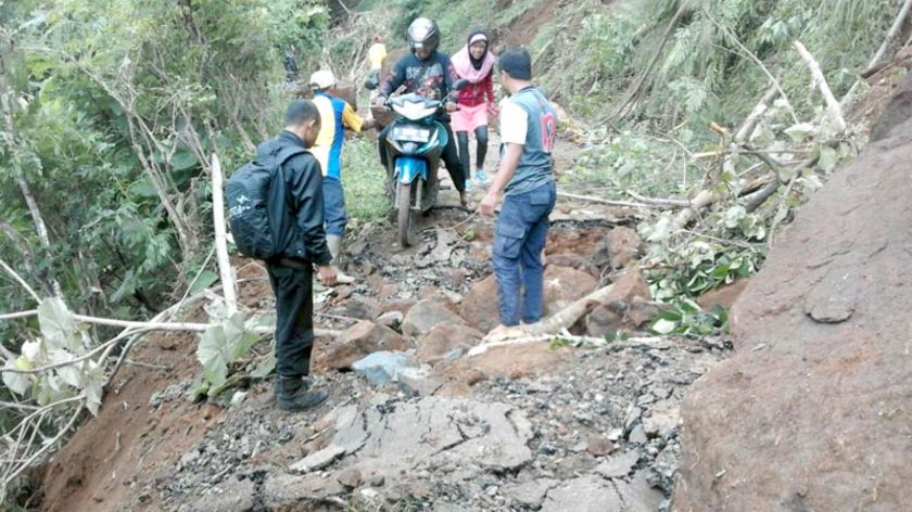Hujan Deras dan Angin Kencang Ambrolkan Tebing Batu di Pandanarum Banjarnegara